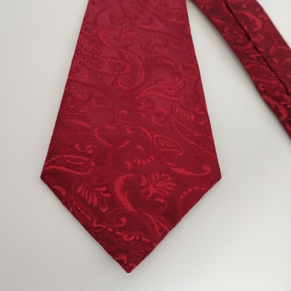 Stafford Red Paisley Men's Necktie 100% Silk Jacquard Woven 3.75" Wide
